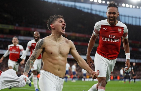 Lucas Torreira z Arsenalu (vlevo) bouliv oslavuje svj zásah ve lágru...