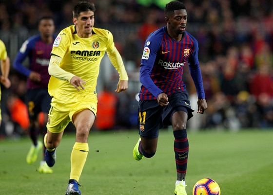 Ousmane Dembélé z Barcelony (vpravo) prchá s míem protihrái z Villarrealu.