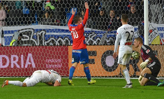 Martin Sladký z Olomouce (vlevo) si práv vstelil vlastní gól, s rukama nad...
