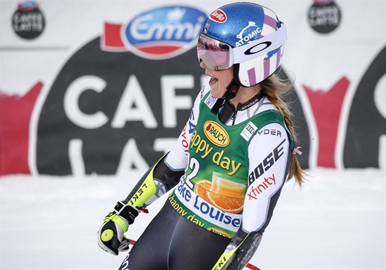 Amerianka Mikaela Shiffrinová se usmívá v cíli závodu super-G v Lake Louis.