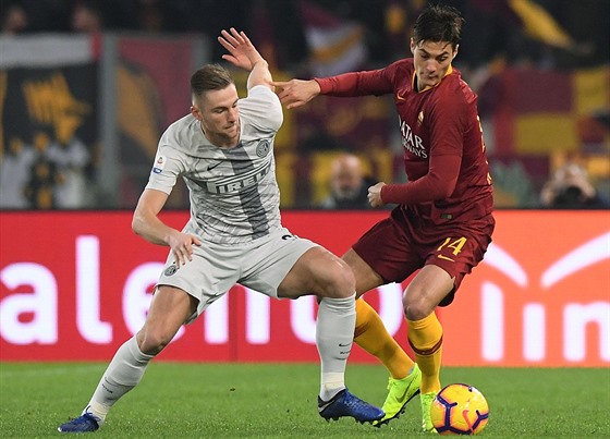 Patrik Schick z AS �ím (vpravo) se uvol�uje kolem Milana �kriniara z Interu...