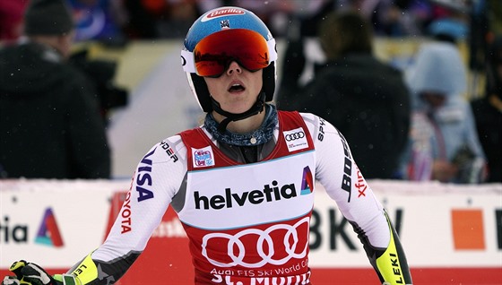 Amerianka Mikaela Shiffrinová po dojezdu paralelního slalomu ve Svatém Moici.
