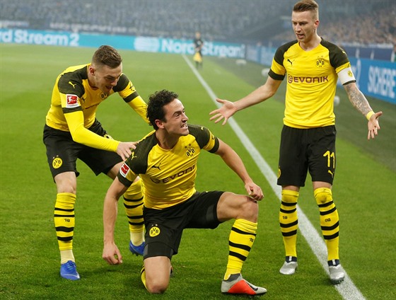 Fotbalisté Borussie Dortmund oslavují gól v utkání proti Schalke. Trefil se...