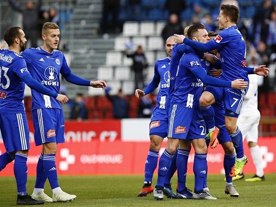 Fotbalisté Olomouce se radují z vsteleného gólu.