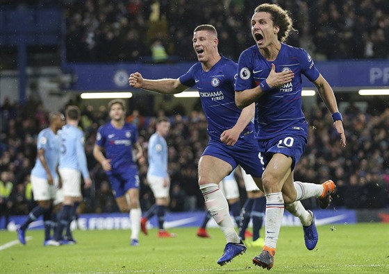 David Luiz (vpravo) z Chelsea slaví svj gól do sít Manchesteru City.