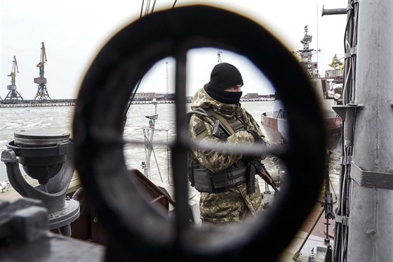len ukrajinské pobení stráe hlídkuje na lodi nedaleko pístavu Mariupol v...
