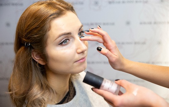Kosmetika 21. století: roboti, digitální make-up a produkty na míru -  iDNES.cz
