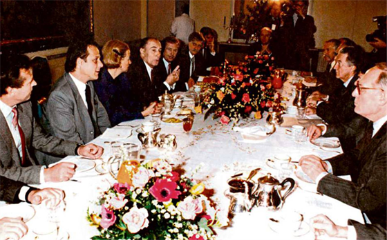 François Mitterrand (tvrtý zleva) vedle Václava Havla