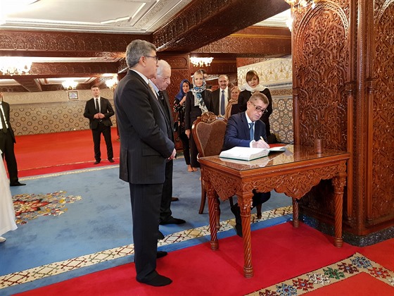 Premiér Babiš podepisuje v Maroku jednu z nových dohod.