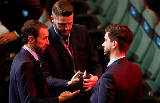 Anglický trenér Gareth Southgate (vlevo) krátce po losu kvalifikace o...