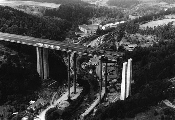 Letecký snímek ukazuje rozestavěný most v plné parádě. Stavba nad údolím Oslavy...