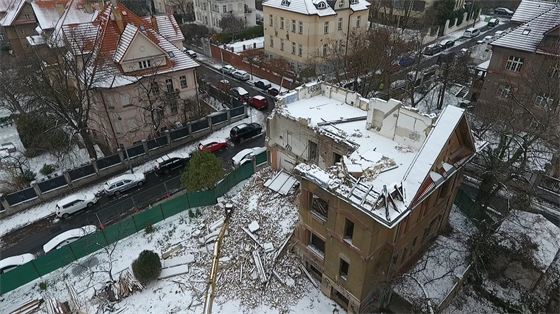 Pohled z dronu na historickou vilu v ulici Na Šafránce.