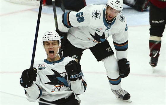 Luká Radil ze San Jose slaví svj premiérový gól v NHL.