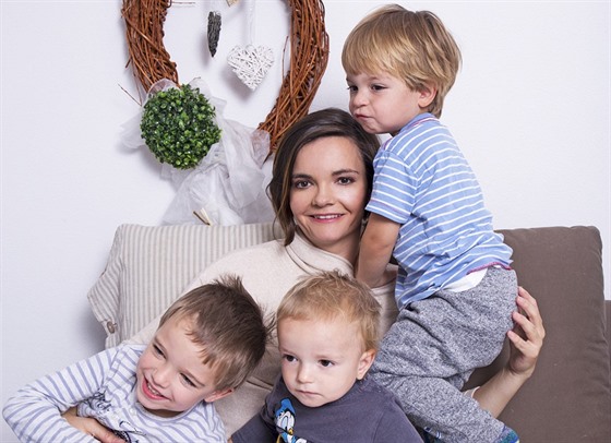 Kateina Karolová se svými temi syny