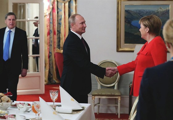 Nmecká kancléka Angela Merkelová se sela na okraj summitu G20 v argentinském...