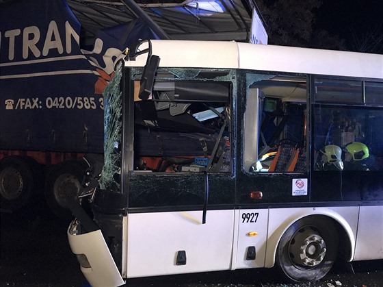 V pražských Horních Počernicích se srazil autobus s nákladním autem. (3....