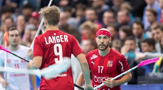 etí florbalisté Filip Langer (zády) a Milan Garar v zápase se výcarskem.