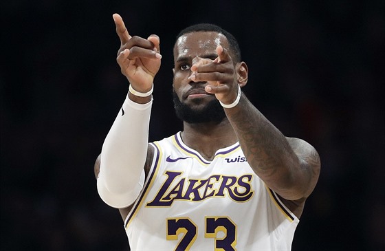 LeBron James (23) z LA Lakers oslavuje svou tkou trefu s faulem do koe...