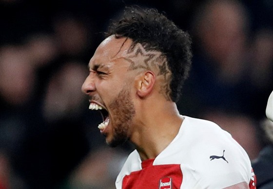 Pierre-Emerick Aubameyang z Arsenalu se raduje z gólu v derby s Tottenhamem.