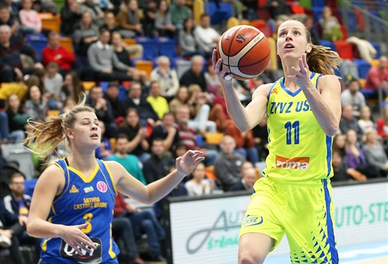 Kateina Elhotová (vpravo) z USK Praha útoí na ko Castors Braine kolem Sien...