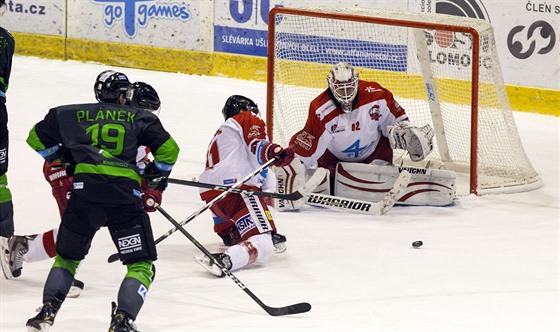 Olomoucký branká Branislav Konrád v duelu s Mladou Boleslaví.