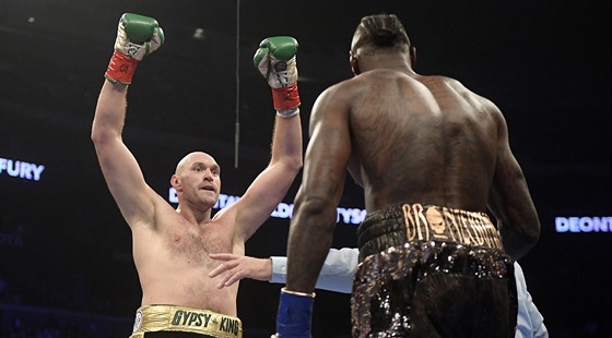 Momentka z duelu boxer Deontaye Wildera (zády) a Tysona Furyho v Los Angeles.