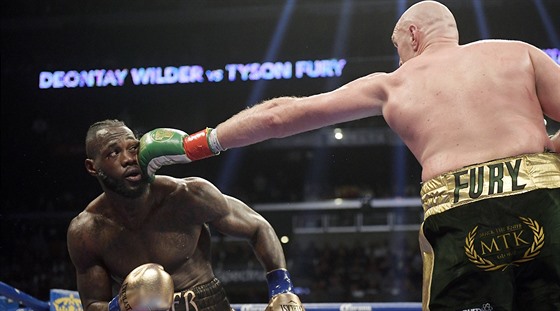 Momentka z duelu boxerů Deontaye Wildera (vlevo) a Tysona Furyho v Los Angeles.