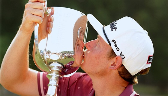 Australský golfista Cameron Smith líbá trofej pro vítze turnaje European Tour...