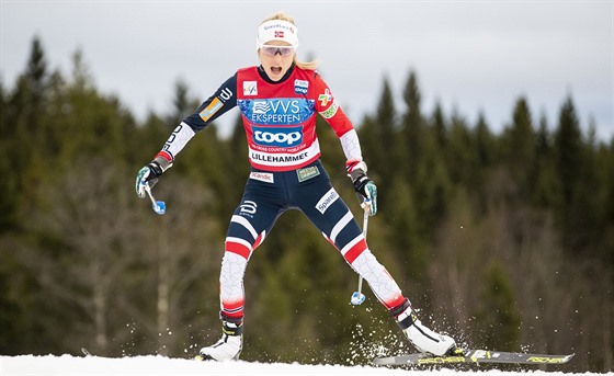 Norská bkyn na lyích Therese Johaugová na trati v Lillehammeru