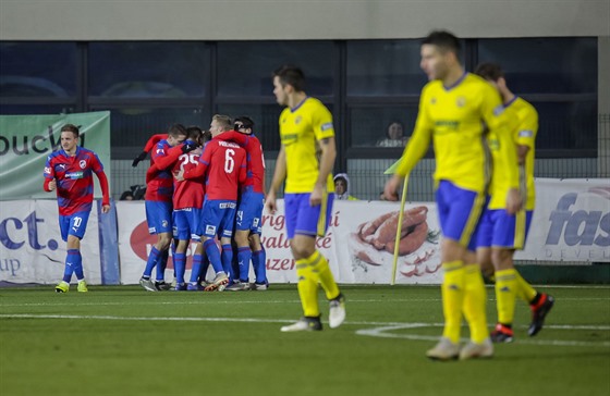 Plzetí fotbalisté slaví vstelenou branku, zato Zlín smutní.