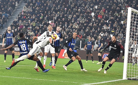 Mario Manduki z Juventusu posílá mí do sít Interu Milán.