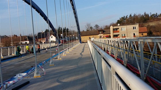 Mostovka nového mostu ve Svinarech v druhé plce listopadu 2018