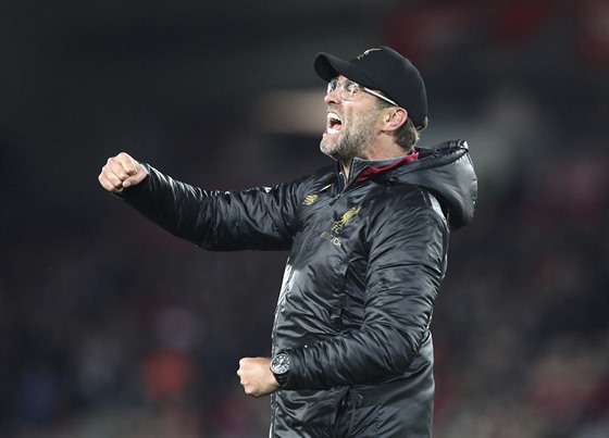 Liverpoolský trenér Jürgen Klopp euforicky slaví pozdní gól svého týmu v derby...