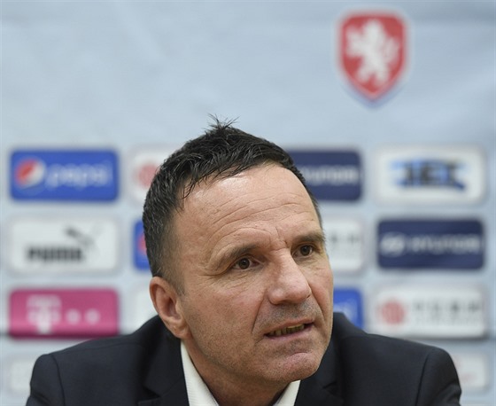 Nový trenér fotbalové jednadvacítky Karel Krejí hovoí na tiskové konferenci.