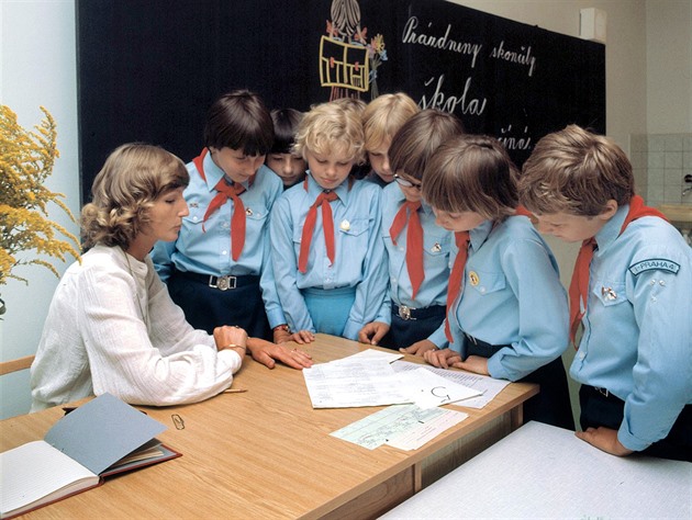 Třídní boj školáků s rudými šátky. Ne, nebyla to krásná doba