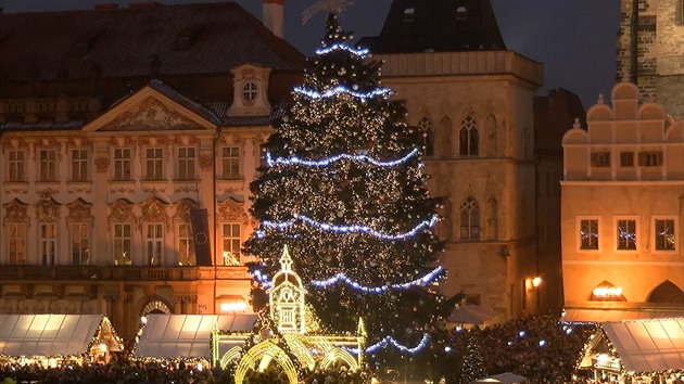Na Staromstském námstí v Praze se rozsvítil vánoní strom. (1. prosince 2018)