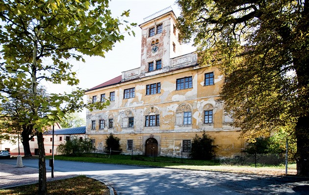 Úřad chce uzavřít smlouvu s vítězem aukce zámku, Kunratice částku nedorovnaly