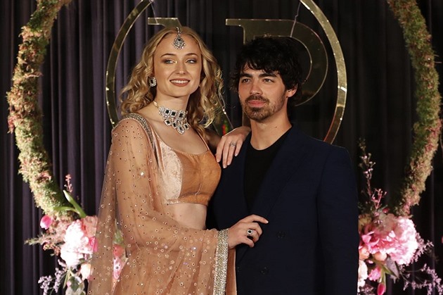 Zpěvák Jonas a hvězda Hry o trůny Turnerová se po čtyřech letech rozvádějí