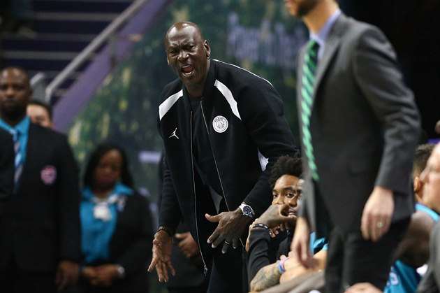 Michael Jordan, majitel Charlotte Hornets, hecuje své mu�e v zápase s Denver...
