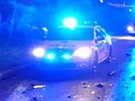 Prat policist pronsledovali kraden auto, zastavil ho a ztaras. (9....