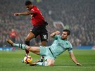 Sokratis z Arsenalu zastavuje Marcuse Rashforda z Manchesteru United.