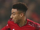 Jesse Lingard z Manchesteru United mezi dvojicí Aaron Ramsey a Sokratis...