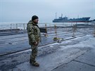 Velitelská lo ukrajinského námonictva v pístavu Mariupol v Azovském moi (2....