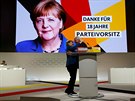 Angela Merkelová v objetí s premiérem Hesenska Volkerem Bouffierem