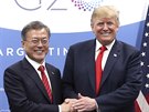 Americký prezident Donald Trump (vpravo) a jihokorejský prezident Mun e-in pi...