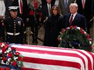 Prezident Donald Trump uctil v rotund Kapitolu, sídle Kongresu USA, památku...