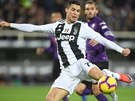 Cristiano Ronaldo z Juventusu napahuje ke stele v utkání proti Fiorentin.