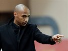Trenér Monaka Thierry Henry pedává pokyny svým svencm.