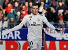Hrá Realu Madrid Gareth Bale (vpravo) se raduje ze své branky v utkání proti...