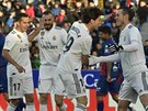 Hrái Realu Madrid oslavují vstelenou branku do sít Huesca.